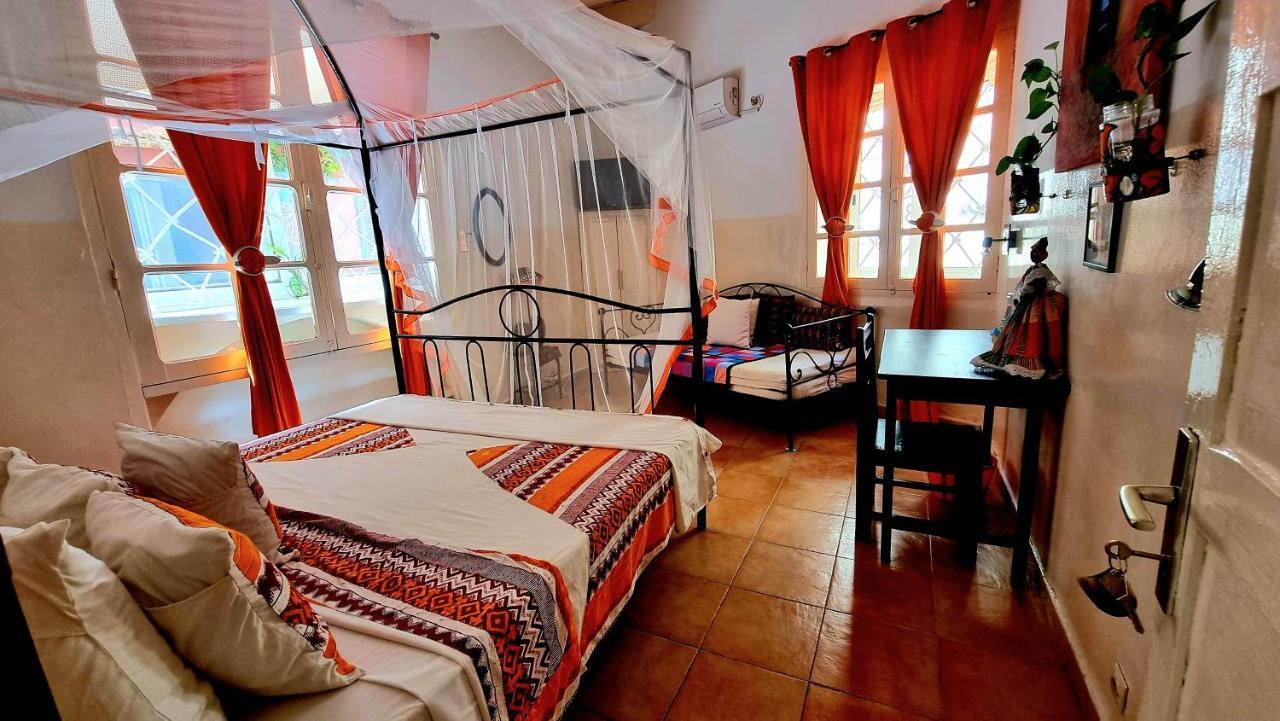 Chez Coumbis Bed & Breakfast Gorée Екстериор снимка